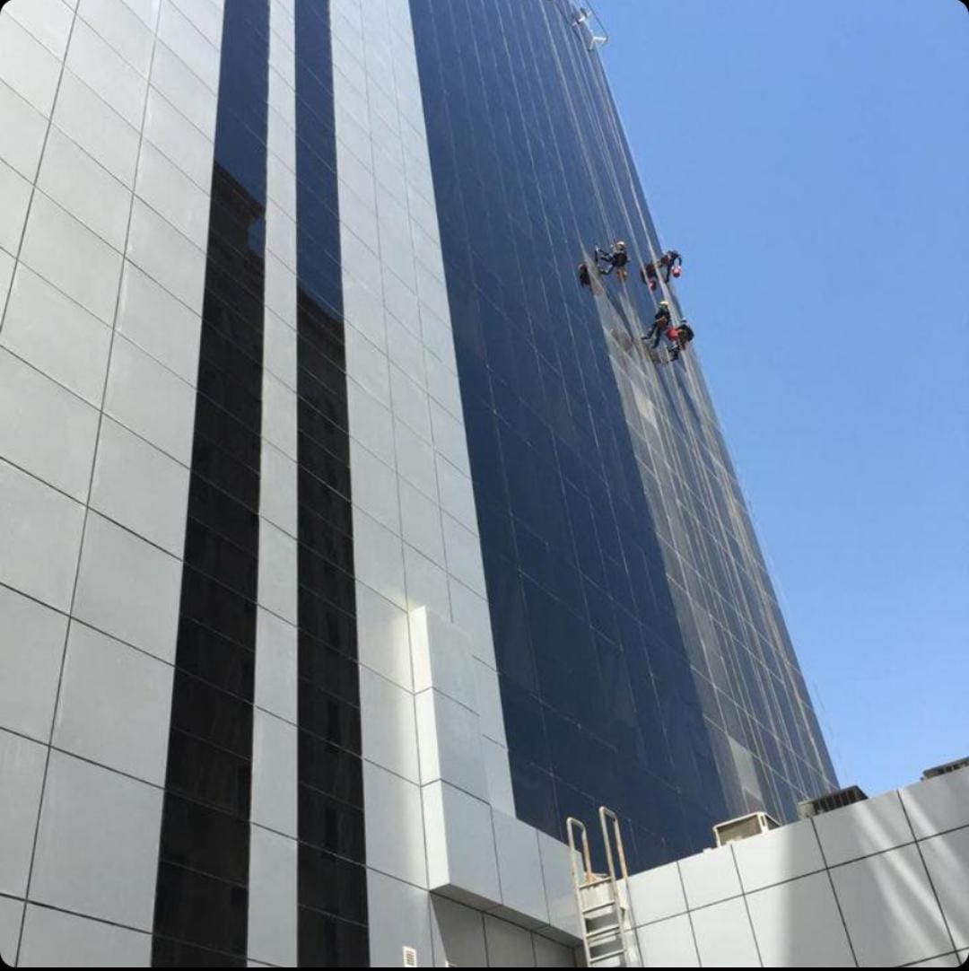 تنظيف واجهات مرتفعة